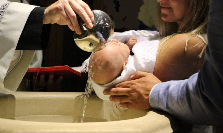 Importância do Padrinho e Madrinha de Batizado
