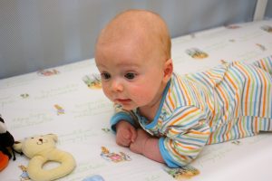 Mês 2 – Top 10 Atividades sensoriais para bebê 2 meses7