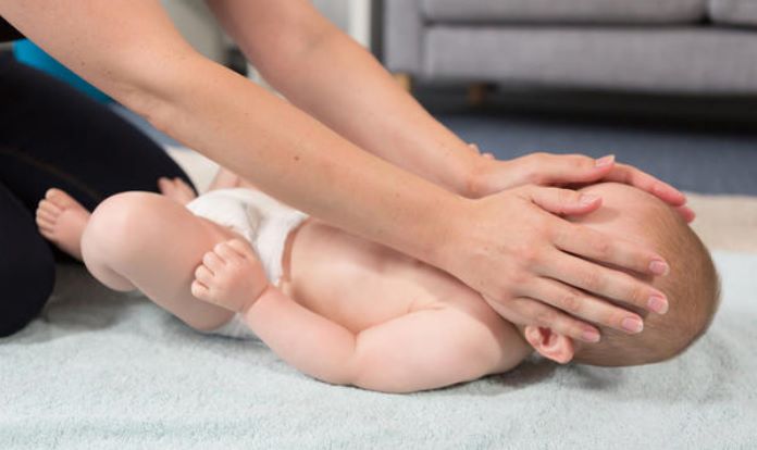 Massagem calmante no seu bebê com fotos